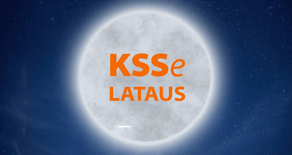 Kuvituskuvassa sininen yötaivas ja iso hopeana hohtava kuu, jonka keskelle on aseteltu oranssilla värillä teksti KSSe lataus.